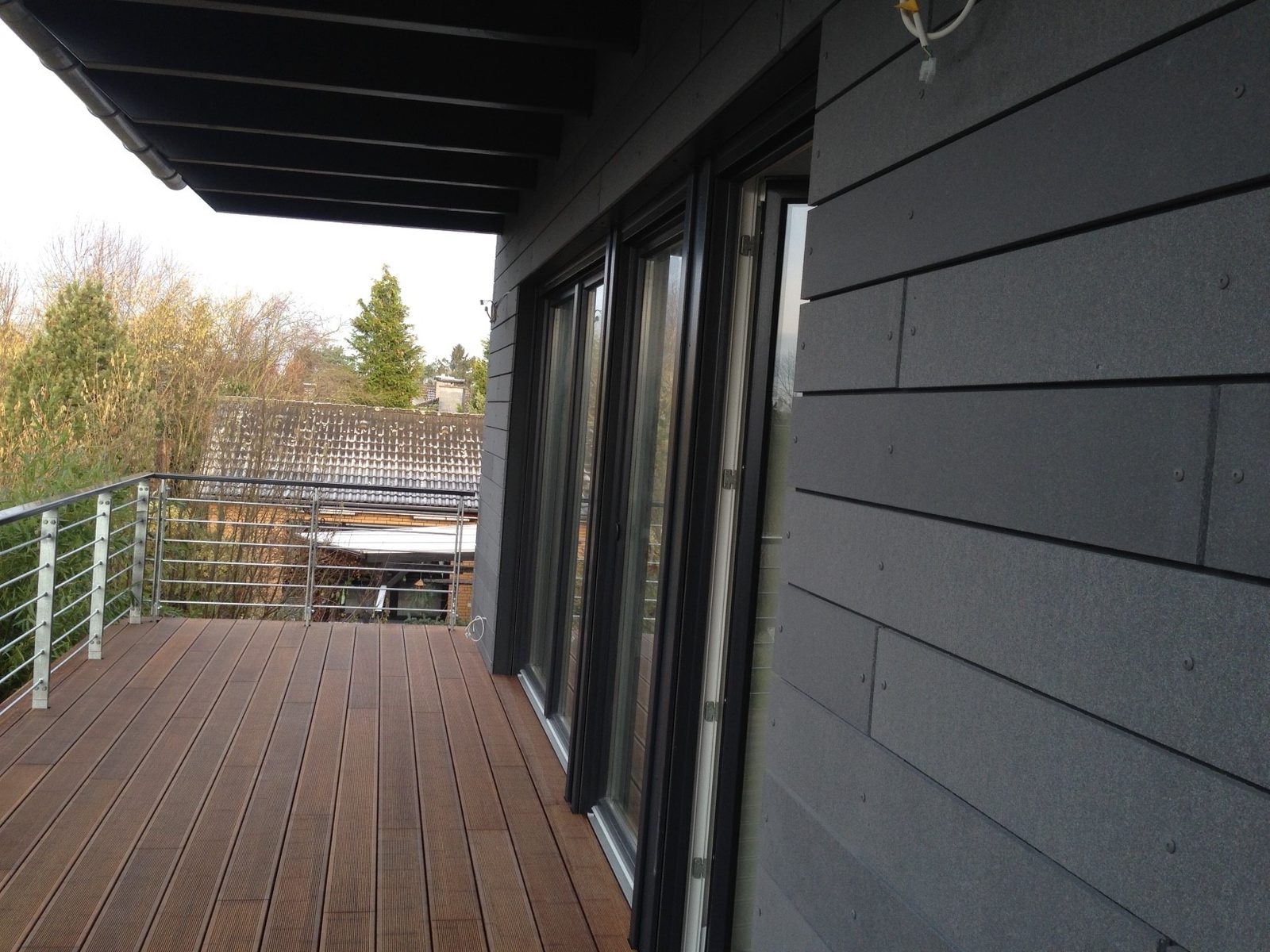 Umbau, Terrasse mit dunkler Fassadenverkleidung